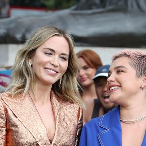 Florence Pugh et Emily Blunt au photocall du film "Oppenheimer" sur Trafalger Square à Londres, Royaume Uni, le 12 juillet 2023. 
