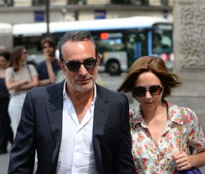 No Web - Jean Dujardin et sa femme Nathalie Pechalat - Mariage de Claude Lelouch à la mairie du 18ème à Paris. Le 17 juin 2023  