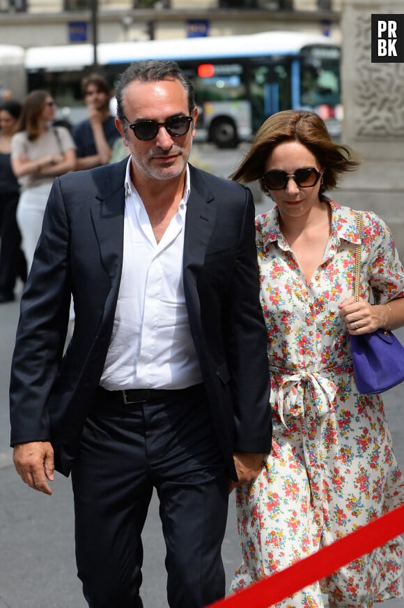 No Web - Jean Dujardin et sa femme Nathalie Pechalat - Mariage de Claude Lelouch à la mairie du 18ème à Paris. Le 17 juin 2023  