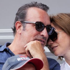 Jean Dujardin et sa femme Nathalie Péchalat - Célébrités en tribunes des Internationaux de France de tennis de Roland Garros 2023 à Paris le 11 juin 2023. © Jacovides-Moreau/Bestimage  Celebrities in the stands of the French Open tennis tournament at Roland Garros 2023 in Paris on June 11, 2023. 