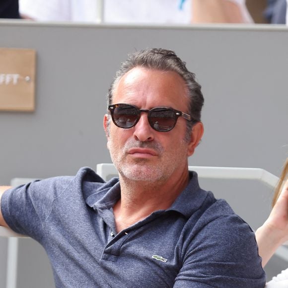 Jean Dujardin - Célébrités en tribunes des Internationaux de France de tennis de Roland Garros 2023 à Paris le 11 juin 2023. © Jacovides-Moreau/Bestimage  Celebrities in the stands of the French Open tennis tournament at Roland Garros 2023 in Paris on June 11, 2023. 