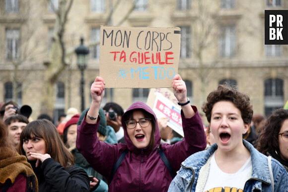 "J'ai même pensé à arrêter mon set. J'avais peur que ce harcèlement dérive en atteinte à mon intégrité physique. Durant ce temps, personne n'est venu me voir pour me demander si tout allait bien. Ca nuit à la bonne ambiance d'un club de laisser agir des personnes qui harcèlent en toute impunité".
Des personnes, en particulier des femmes, se rassemblent pour un rassemblement pour dénoncer le harcèlement et les violences sexuelles dans la vie quotidienne suite au hashtag #MeToo sur la place de la République à Paris, France, le 27 janvier 2018. Photo d'Alain Apaydin/ABACAPRESS. COM