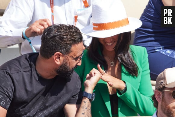 Semi-exclusif - Cyril Hanouna et la joueuse de tennis française Lola Marandel, que l'on vient de lui présenter, en tribunes des Internationaux de France de tennis de Roland Garros 2023 © Jacovides-Moreau/Bestimage 