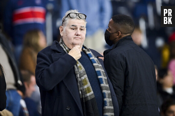 Pierre Ménès - Pierre Ménès assiste au match de Ligue 1 Uber Eats PSG contre Angers (2-1) à Paris, le 15 octobre 2021. © JB Autissier / Panoramic / Bestimage  PSG vs SCO Angers - Ligue 1 Uber Eats. October 15th, 2021. 