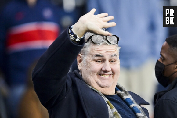 Pierre Ménès - Pierre Ménès assiste au match de Ligue 1 Uber Eats PSG contre Angers (2-1) à Paris, le 15 octobre 2021. © JB Autissier / Panoramic / Bestimage  PSG vs SCO Angers - Ligue 1 Uber Eats. October 15th, 2021. 