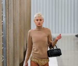 Emma Corrin - Défilé de mode prêt-à-porter automne-hiver 2023/2024 "Miu Miu" lors de la fashion week de Paris. Le 7 mars 2023 