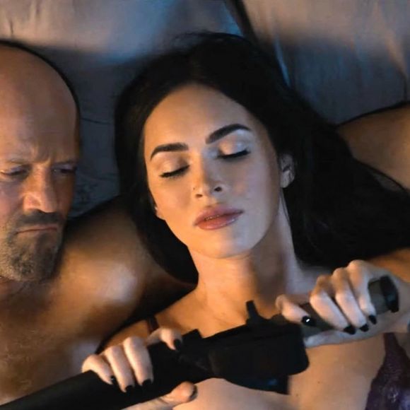 Les images de la bande-annonce du film "EXPEND4BLES".  Megan Fox and Jason Statham steam up the screen in the first look action packed trailer for Expendable 4. Lionsgate has released a two-minute-long teaser, which also features Sylvester Stallone and Dolph Lundgren reprising their roles for the fourth installment. The official synopsis for the feature reads: “Armed with every weapon they can get their hands on and the skills to use them, The Expendables are the world’s last line of defense and the team that gets called when all other options are off the table. But new team members with new styles and tactics are going to give 'new blood' a whole new meaning.” The trailer begins with Megan and Jason's characters being introduced as a couple as the bombshell arrives home. Jason, who plays Lee Christmas, says: “Welcome home, honey,” as she walks in the door. The two engage in a playful scuffle over classified paperwork after Megan's character teases that her beau is not invited on her mission which ends up with them in bed and Megan playing with a knife. Then Barney, played by Stallone, shows up at their home to ask Lee for help with a 'situation’. Lee quips: “I need better friends,” before the scene switches to a dark warehouse where Curtis '50 Cent' Jackson is introduced. Multiple men convene in the sprawling space, dressed in black outfits and equipped with guns. The rapper warns them: “Remember this face. Don't shoot it by accident,” before they share a laugh. More insight into the mission is given as someone reveals that a group has 'taken possession of nuclear missiles and a cargo ship’ before the trailer explodes with gunfire, explosions, destruction, and passion as the ensemble puts up a fight to save the world. The film also stars Dolph Lundgren, Randy Couture, Jacob Scipio, Levy Tran, Tony Jaa, Iko Uwais, and Andy Garcia. The Expendables 4 will hit theaters on September 22, 2023. 