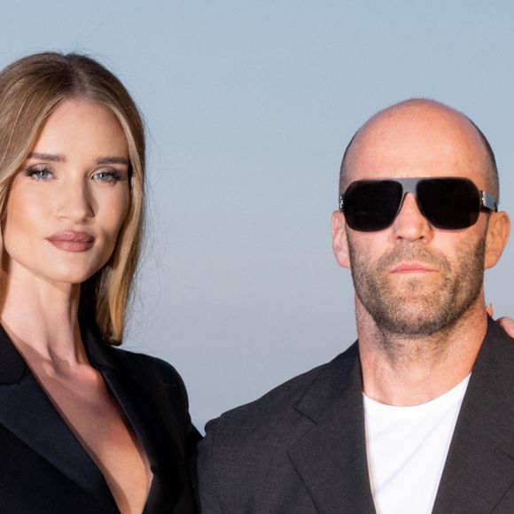 Rosie Huntington-Whiteley;Jason Statham - Les célébrités assistent au défilé "Versace La Vacanza", en marhe du 76ème festival international du film à Cannes, le 23 mai 2023. La styliste D.Versace et la chanteuse D.Lipa présentent leur collection pour femmes, disponible sur le site de la marque et en boutiques dès la fin du show.  Celebrities attend the "Versace La Vacanza" fashion show, ahead of the 76th international film festival in Cannes, on May 23rd, 2023. Stylist D.Versace and singer D.Lipa present their women's collection, available on the website of the brand and in stores as soon as the show is over. 