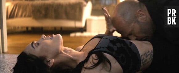Les images de la bande-annonce du film "EXPEND4BLES".  Megan Fox and Jason Statham steam up the screen in the first look action packed trailer for Expendable 4. Lionsgate has released a two-minute-long teaser, which also features Sylvester Stallone and Dolph Lundgren reprising their roles for the fourth installment. The official synopsis for the feature reads: “Armed with every weapon they can get their hands on and the skills to use them, The Expendables are the world’s last line of defense and the team that gets called when all other options are off the table. But new team members with new styles and tactics are going to give 'new blood' a whole new meaning.” The trailer begins with Megan and Jason's characters being introduced as a couple as the bombshell arrives home. Jason, who plays Lee Christmas, says: “Welcome home, honey,” as she walks in the door. The two engage in a playful scuffle over classified paperwork after Megan's character teases that her beau is not invited on her mission which ends up with them in bed and Megan playing with a knife. Then Barney, played by Stallone, shows up at their home to ask Lee for help with a 'situation’. Lee quips: “I need better friends,” before the scene switches to a dark warehouse where Curtis '50 Cent' Jackson is introduced. Multiple men convene in the sprawling space, dressed in black outfits and equipped with guns. The rapper warns them: “Remember this face. Don't shoot it by accident,” before they share a laugh. More insight into the mission is given as someone reveals that a group has 'taken possession of nuclear missiles and a cargo ship’ before the trailer explodes with gunfire, explosions, destruction, and passion as the ensemble puts up a fight to save the world. The film also stars Dolph Lundgren, Randy Couture, Jacob Scipio, Levy Tran, Tony Jaa, Iko Uwais, and Andy Garcia. The Expendables 4 will hit theaters on September 22, 2023. 
