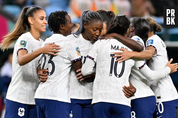 Combien gagnent-elles alors ? C'est L'équipe qui nous le révèle : le salaire de Wendie Renard (OL) serait de 40 000 euros mensuels brut, et celui de Kadidiatou Diani (PSG) de 38 000 euros. Grace Geyoro (PSG) toucherait 27 000 €/mois et Sakina Karchaoui (PSG) 25 000 €/mois.

Match de la Coupe du Monde Féminine FIFA 2023 "France - Panama (6 - 3)" à Sydney, le 2 août 2023. Les Bleues se qualifient pour les huitièmes de finale de la compétition. © SPP / Panoramic / Bestimage