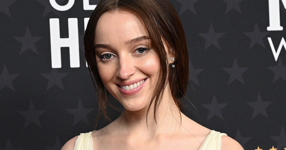 Phoebe Dynevor au photocall de la 28ème cérémonie des Critics' Choice