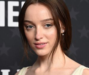 Phoebe Dynevor au photocall de la 28ème cérémonie des "Critics' Choice Awards" à Los Angeles, le 15 janvier 2023. 