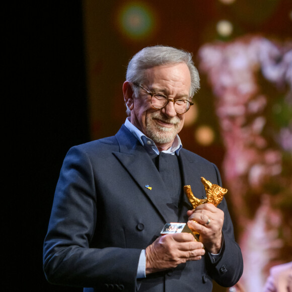 Steven Spielberg - Bono remet à Steven Spielberg reçu un "Ours d'Or d'Honneur" pour l'ensemble de sa carrière lors de la 73ème édition du festival international du film de Berlin (La Berlinale 2023), le 21 février 2023.