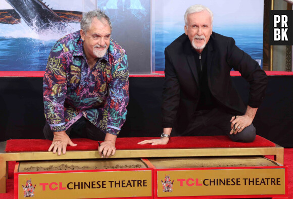 Jon Landau et James Cameron lors de cérémonie de pose d'empreintes de mains et de pieds de J. Cameron et J. Landau, au TCL Chinese Theater à Los Angeles, le 12 janvier 2023.