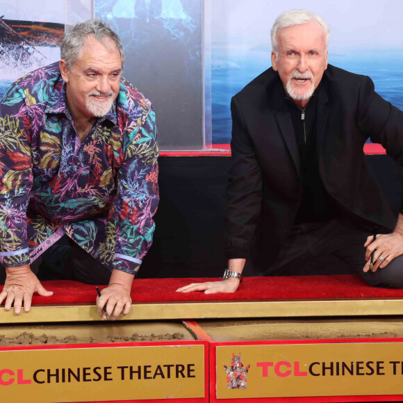 Jon Landau et James Cameron lors de cérémonie de pose d'empreintes de mains et de pieds de J. Cameron et J. Landau, au TCL Chinese Theater à Los Angeles, le 12 janvier 2023.