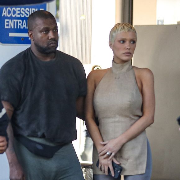 Exclusif - Kanye West et sa femme Bianca Censori se font des calins avant d'aller déjeuner au restaurant The Lobster à Santa Monica le 13 juin 2023.  EXCLUSIVE Santa Monica, CA - Kanye West and Bianca Censori pack on PDA at The Lobster restaurant in Santa Monica, CA. Pictured: Kanye West, Bianca Censori 