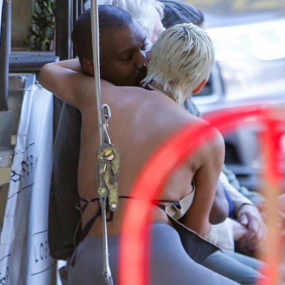 Exclusif - Kanye West et sa femme Bianca Censori se font des calins avant d'aller déjeuner au restaurant The Lobster à Santa Monica le 13 juin 2023.  EXCLUSIVE Santa Monica, CA - Kanye West and Bianca Censori pack on PDA at The Lobster restaurant in Santa Monica, CA. Pictured: Kanye West, Bianca Censori 