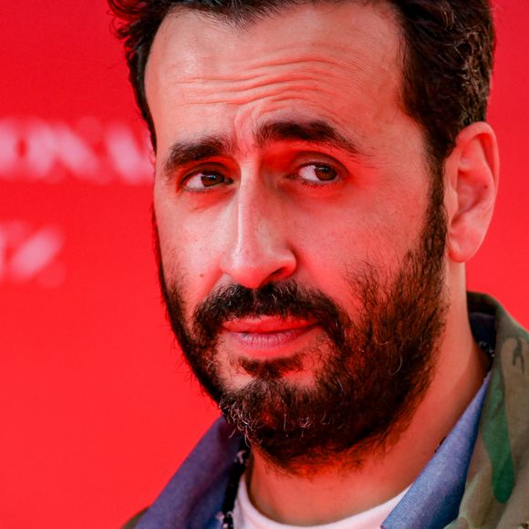 Jonathan Cohen sur le tapis rouge du photocall de la première du film "Une année difficile" lors du 1er Festival International du Film de Biarritz "Nouvelles vagues" à Biarritz, France, le 30 juin 2023. © Christophe de Prada/Bestimage 