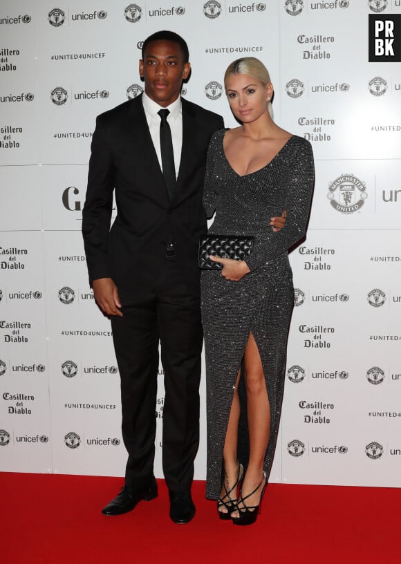 Anthony Martial et son ex-femme Mélanie da Cruz  au photocall du dîner de gala "The United for UNICEF" au stade Old Trafford à Manchester, Royaume Uni, le 31 octobre 2016.