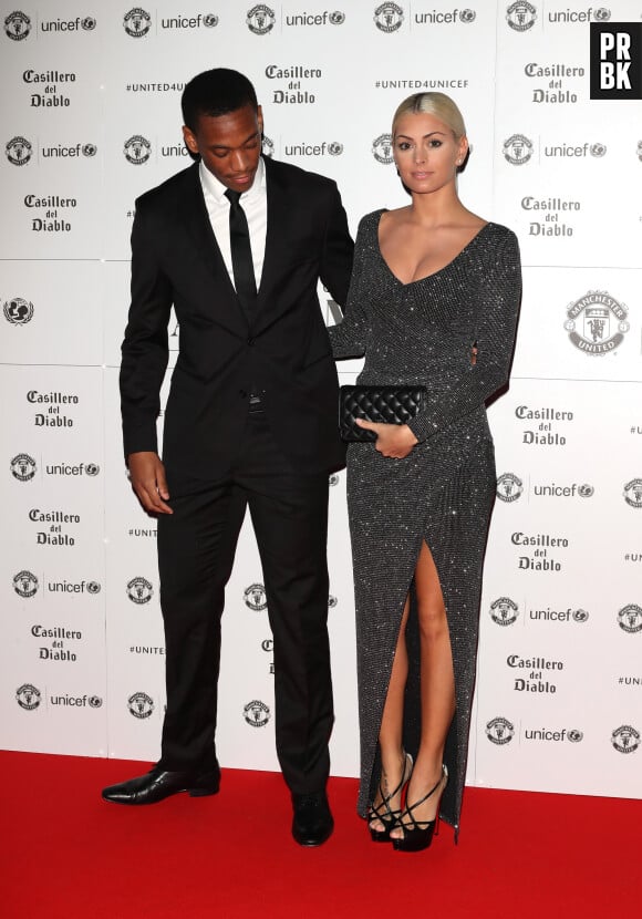 Anthony Martial et Mélanie da Cruz lors du dîner de gala "The United for UNICEF" au stade Old Trafford à Manchester, Royaume Uni, le 31 octobre 2016.