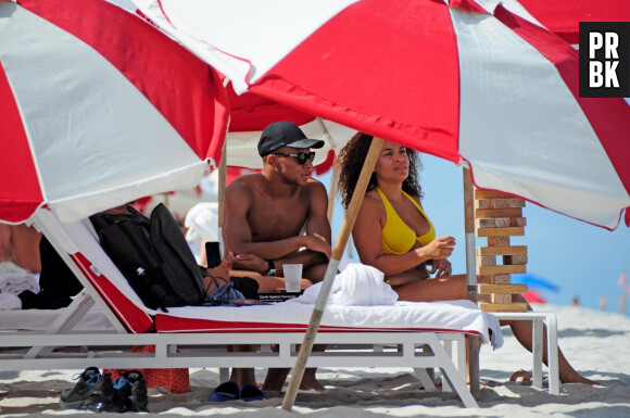 Kylian Mbappé joue au Jenga (La Tour Infernale) lors d'une journée à la plage avec des amis à Miami, Floride, Etats-Unis, le 1er juillet 2023.