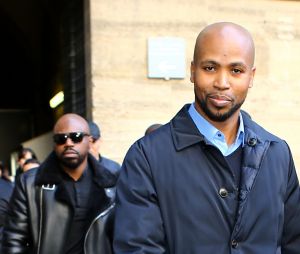 Le rappeur Rohff quitte le tribunal après l'annonce du verdict : 5 ans de prison pour violences dans une boutique de son rival Booba le 27 octobre 2017.