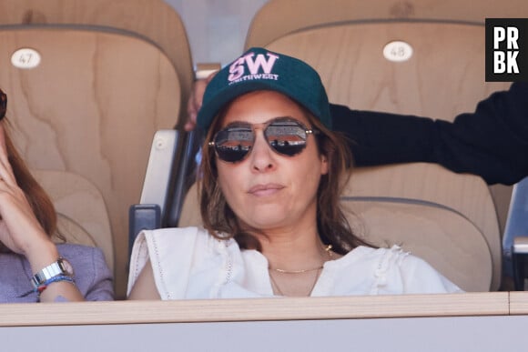 Léa Salamé en tribunes avec son fils Gabriel, né en 2017, ainsi que de son beau-fils de 11 ans, Alexandre en tribunes lors des Internationaux de France de tennis de Roland Garros 2023 à Paris, France, le 3 juin 2023. © Cyril Moreau/Bestimage 