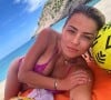 Laure Boulleau toujours avec un ballon, même à la plage.