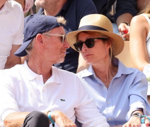 Denis Brogniart et sa femme Hortense - Célébrités dans les tribunes des Internationaux de France de tennis de Roland Garros 2023 le 6 juin 2023. © Jacovides-Moreau/Bestimage