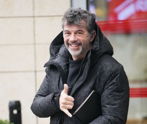 Stéphane Plaza à la sortie de l'émission "Les Grosses Têtes" aux studios RTL à Neuilly-sur-Seine, France, le 21 novembre 2022. © Jonathan Rebboah/Panoramic/Bestimage 