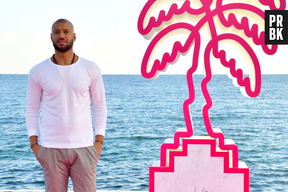 Xavier Delarue durant le photocall sur le ponton du Majectic pour la série "Les Mystères de l'Amour" dans le cadre de Canneseries saison 3 au Palais des Festivals à Cannes, le 10 octobre 2020. © Bruno Bebert / Bestimage