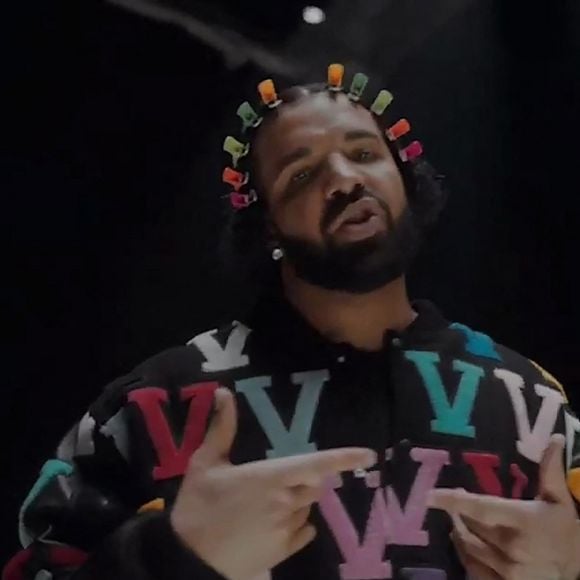 Et le rappeur canadien vient tout juste de dévoiler son nouvel album.
Drake - "8 AM in Charlotte"