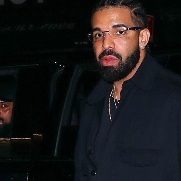 Il était jusqu'à présent l'artiste masculin avec le plus de singles classés numéro un aux USA avec 13 unités.
Drake à New York.