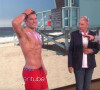 Zac Effron compare ses abdominaux à ceux de sa statue en cire sur le plateau de l'émission télévisée the Ellen Show.