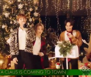 Le groupe BTS chante "Santa Claus is Coming to Town" lors de l'émission spéciale ABC "Disney Holiday Singalong", le 30 novembre 2020.