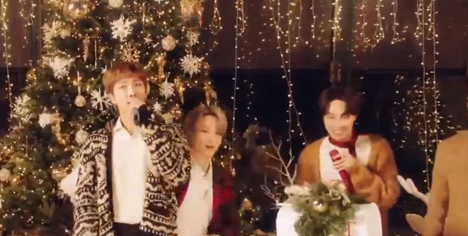 Le groupe BTS chante Santa Claus is Coming to Town lors de l&amp;#39;émission ...