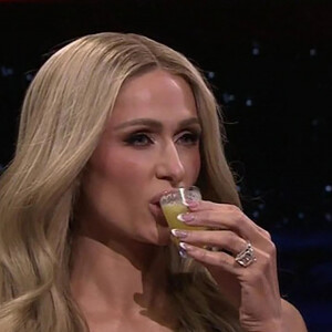 Los Angeles - Paris Hilton prend un shotdans le Tonight Show.


