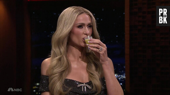 Los Angeles - Paris Hilton prend un shotdans le Tonight Show.


