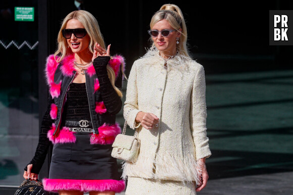 Paris Hilton et sa soeur Nicky Hilton Rothschild à la sortie du défilé de mode prêt-à-porter Chanel Printemps/été 2024 lors de la Fashion Week de Paris (PFW), au Grand Palais Éphémère Place Joffre, à Paris, France, le 3 octobre 2023. © Christophe Clovis/Bestimage