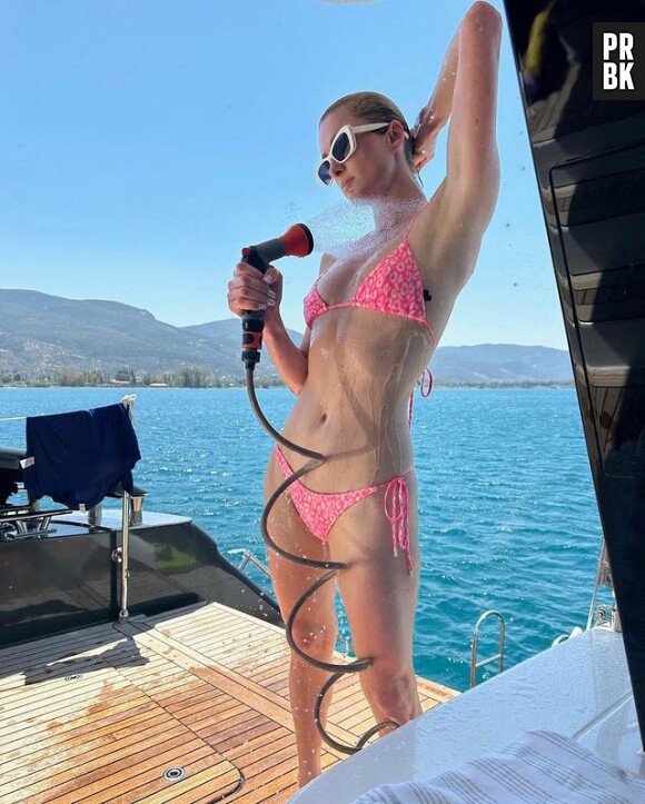 Paris Hilton sur les réseaux sociaux pendant ses vacances en Grèce. Le 17 août 2023.