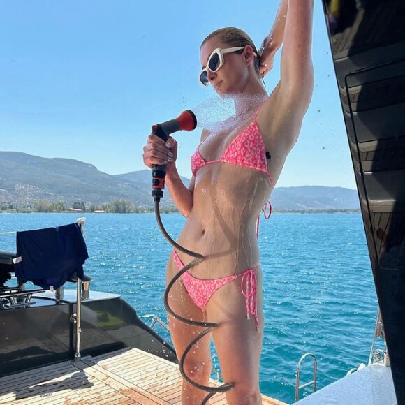 Paris Hilton sur les réseaux sociaux pendant ses vacances en Grèce. Le 17 août 2023.