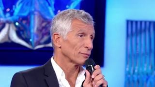"Enlevez votre soutien-gorge" : Nagui s'amuse d'un problème de sous-vêtement d'une candidate dans N'oubliez pas les paroles
