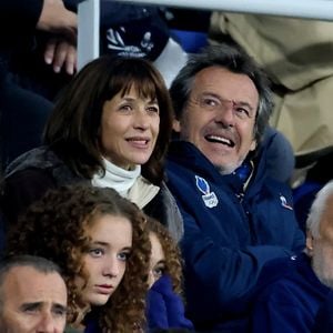 Sophie Marceau, Jean-Luc Reichmann, François Berléand et ses filles Adèle et Lucie - People des les tribunes de la coupe du Monde de Rugby France 2023 - Match de quart de finale "France-Afrique du Sud (28-29)" au Stade de France à Saint-Denis 15 octobre 2023. © Moreau-Jacovides/Bestimage