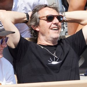 Jean-Luc Reichmann et son fils Swann en tribunes lors des Internationaux de France de tennis de Roland Garros 2023, à Paris, France, le 6 juin 2023. © Jacovides-Moreau/Bestimage