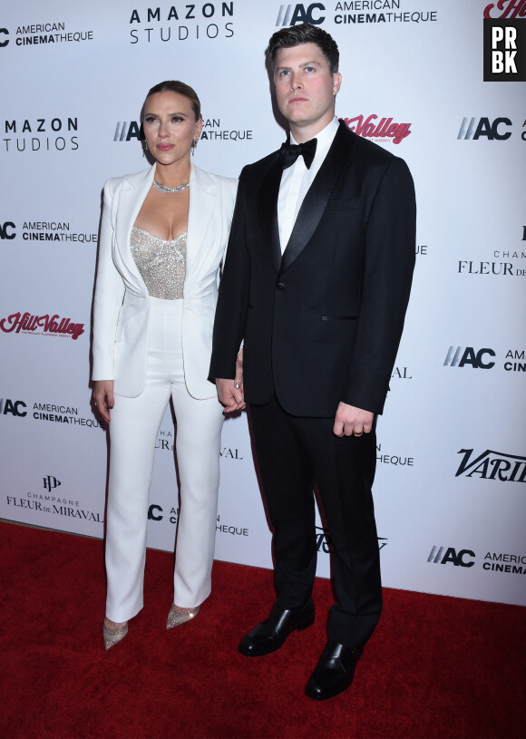Scarlett Johansson et son mari Colin Jost au photocall de la cérémonie de la 35ème édition des prix American Cinematheque Awards à Los Angeles le 18 novembre 2021.