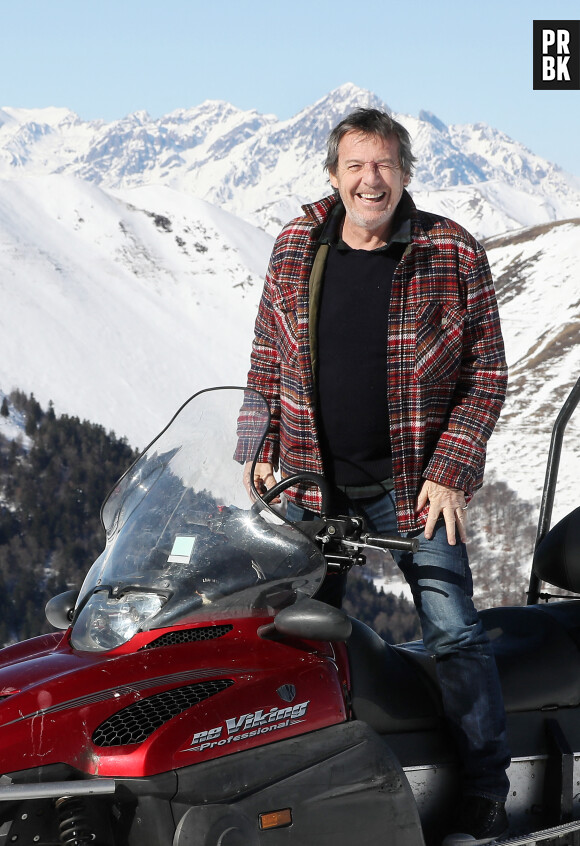 Jean-Luc Reichmann découvre la station de Luchon et rencontre de jeunes skieurs. Il présente sa série " Leo Mattéi, brigade des mineurs" lors de la 25ème Edition du Festival TV de Luchon, France. Le 4 Fevrier 2023. © Patrick Bernard / Bestimage