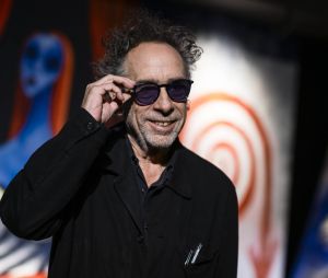 Tim Burton The American filmmaker Tim Burton smiles as he adjusts his galsses during a press conference for The World Of Tim Burton exhibition opening. The exhibition will be on show at the Mole Antonelliana from 11 October 2023 to 7 April 2024. Turin Italy Copyright: xNicolòxCampox © Imago/Panoramic/Bestimage