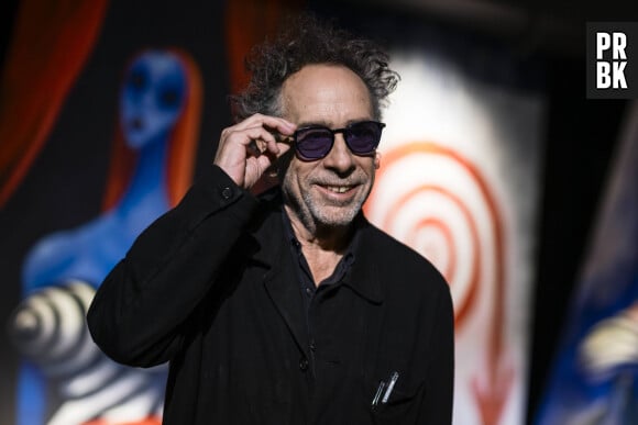 Tim Burton The American filmmaker Tim Burton smiles as he adjusts his galsses during a press conference for The World Of Tim Burton exhibition opening. The exhibition will be on show at the Mole Antonelliana from 11 October 2023 to 7 April 2024. Turin Italy Copyright: xNicolòxCampox © Imago/Panoramic/Bestimage