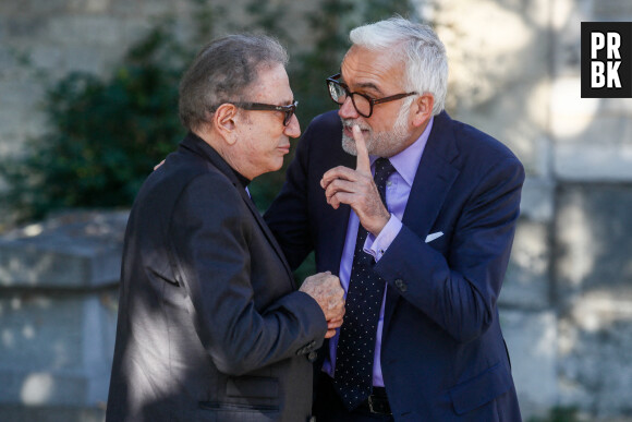 Michel Drucker et Pascal Praud - Obsèques du journaliste Jean-Pierre Elkabbach au cimetière du Montparnasse dans le 14ème arrondissement de Paris, France, le 6 octobre 2023. © Christophe Clovis/Bestimage