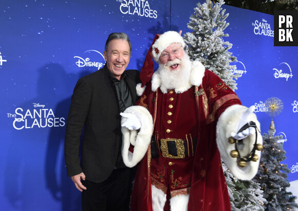Tim Allen et Santa Clause à la première du film "The Santa Clauses" à Burbank, le 6 novembre 2022.  Celebrities at the premiere of "The Santa Clauses" in Burbank. November 6th, 2022. 